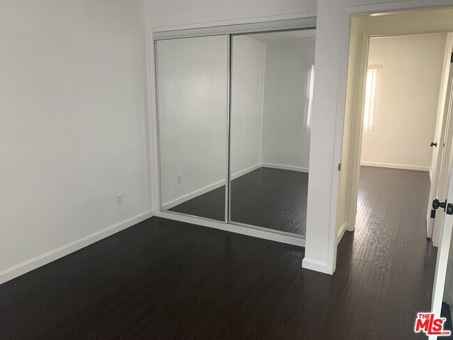 Building Photo - 1330 S Wilton Pl