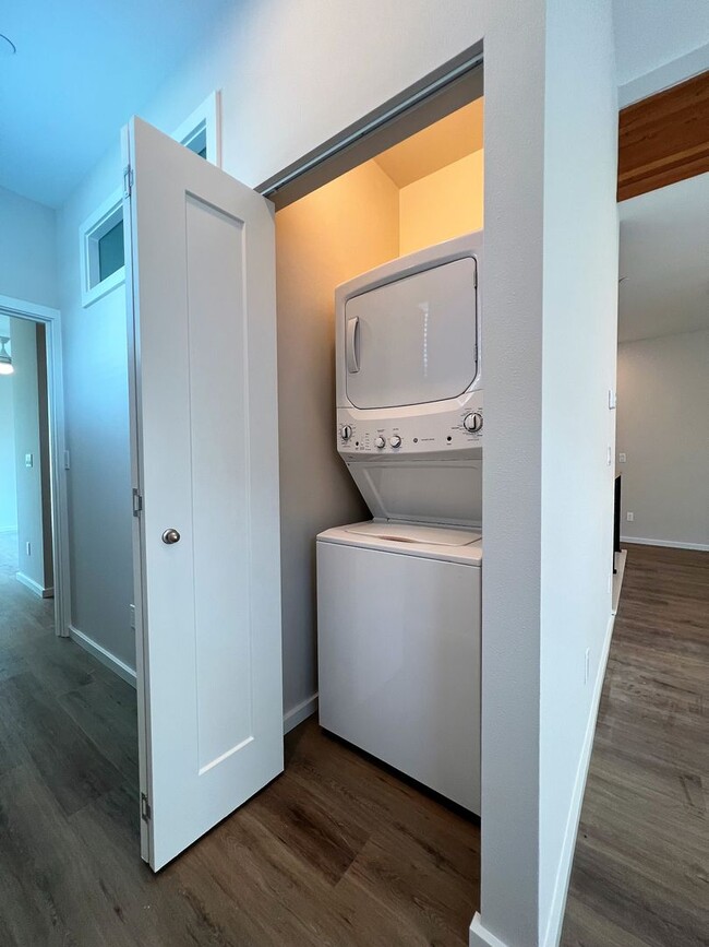 Building Photo - Rubi Townhomes