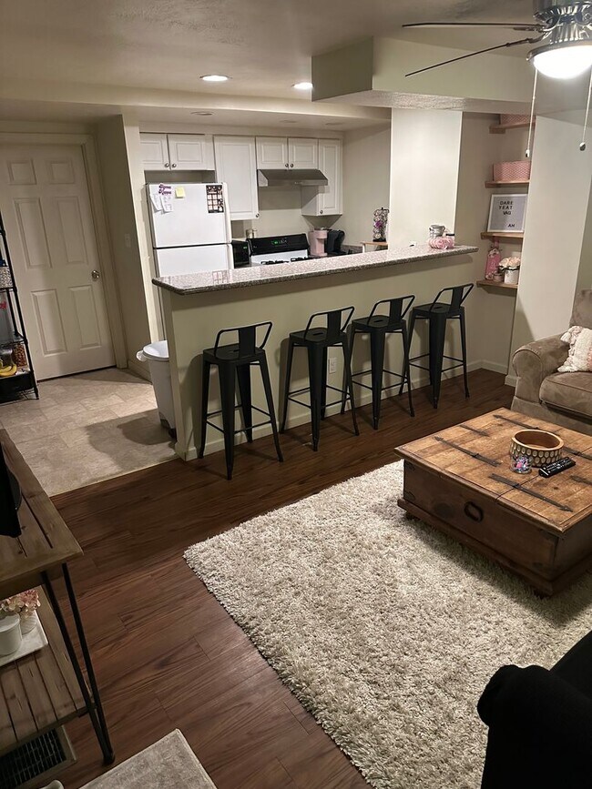 Building Photo - 1927 Fox Wy