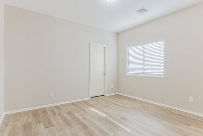 Building Photo - 326 N 103rd Pl