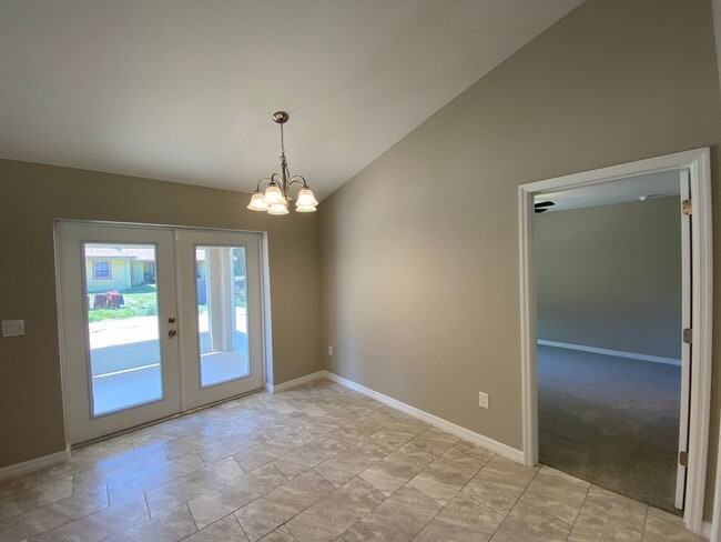 Building Photo - Desirable SW Ocala Neighborhood- 3/2/2 **W...