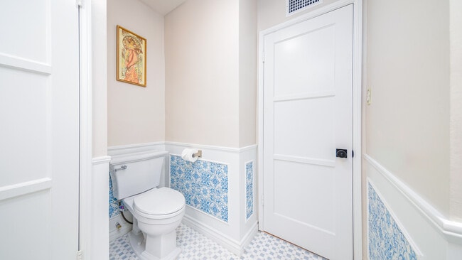 Building Photo - Burbank Wonder Years house