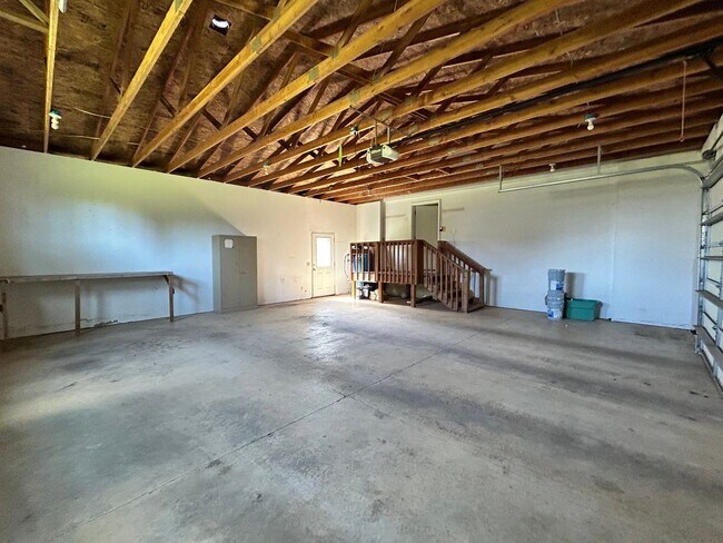 Building Photo - Large Single Family Home in Country with Office