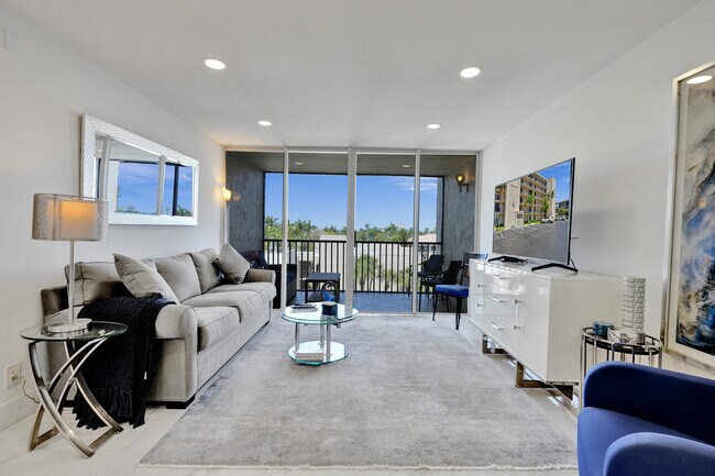 Building Photo - 6 Royal Palm Way