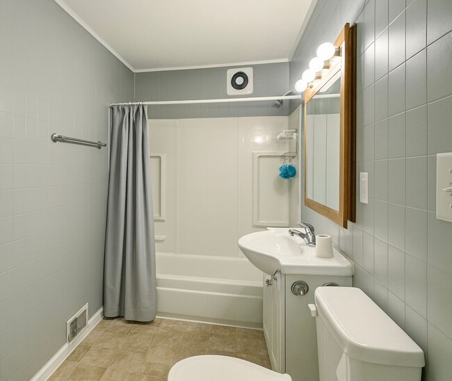 Building Photo - Large 2 Bed Lower Unit with Appliances & Garage Space!