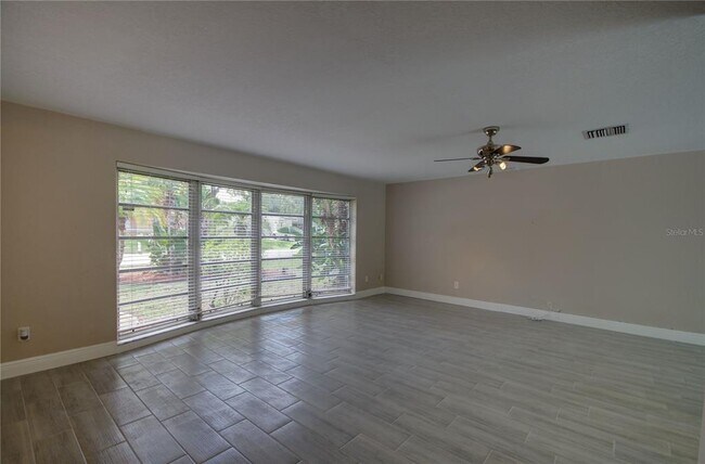 Building Photo - 904 Wellington Dr