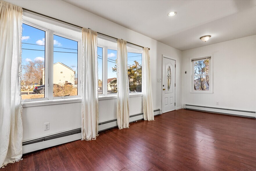 Building Photo - 2 Pirates Cv