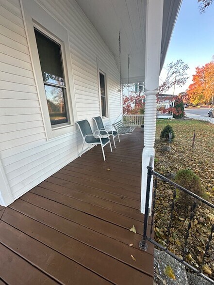 Building Photo - 227 E Walnut St