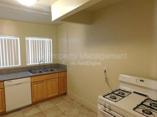 Building Photo - 1250 E Villa St