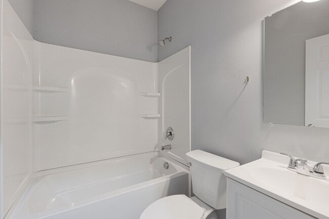 Building Photo - 2 bed 2 bath available