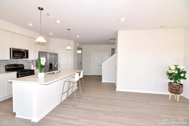 Building Photo - 1104 Salt Springs Dr