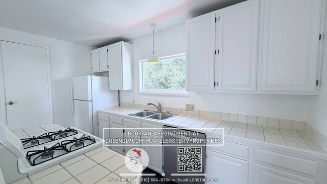 Building Photo - Bright top floor 1 bedroom in the heart of Piedmont!