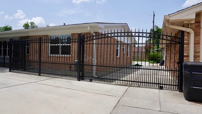 Building Photo - 902 Hidden Valley Dr