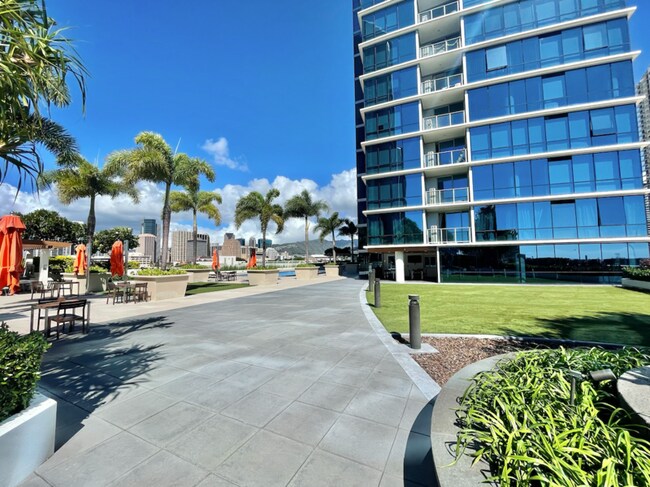 Building Photo - 555 South St