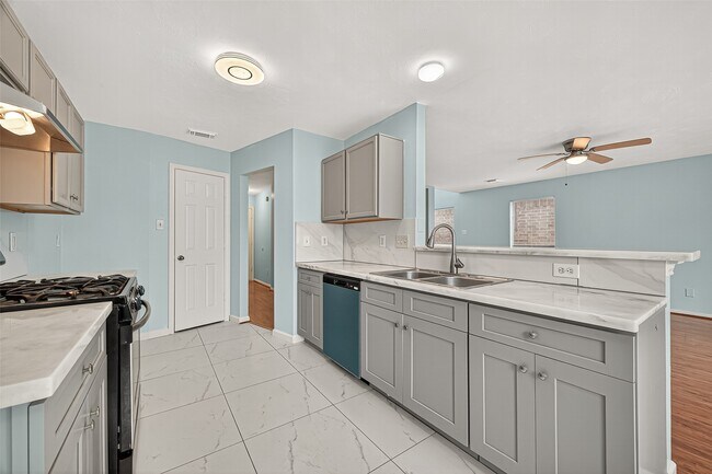 Building Photo - 6710 Bellaire Gardens Dr