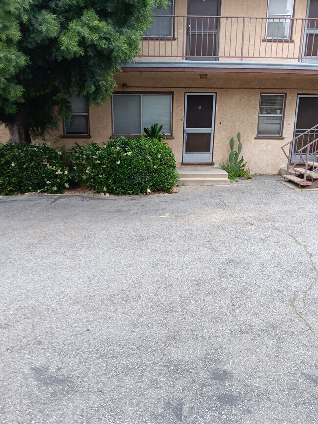 Building Photo - 911 S Marengo Ave