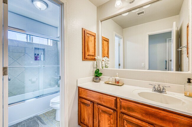 Building Photo - Beautiful Westside home FURNISHED with 4 b...