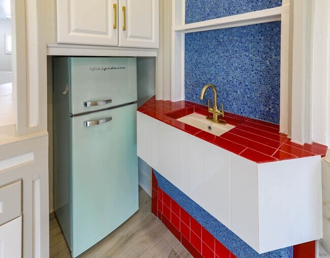 Building Photo - 5 Bedroom Pool Home Located In Summerlin G...