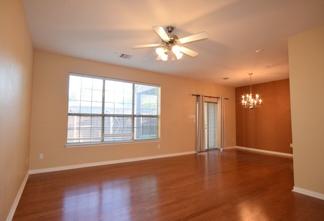 Building Photo - Beautiful 2 bed, 2.5 Bath Townhome in Plano