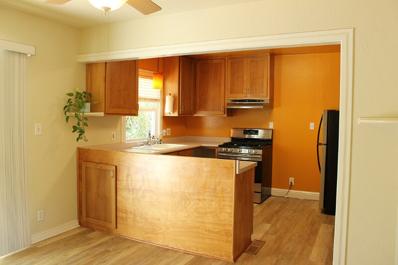 Building Photo - 1010 S Cloverdale Blvd