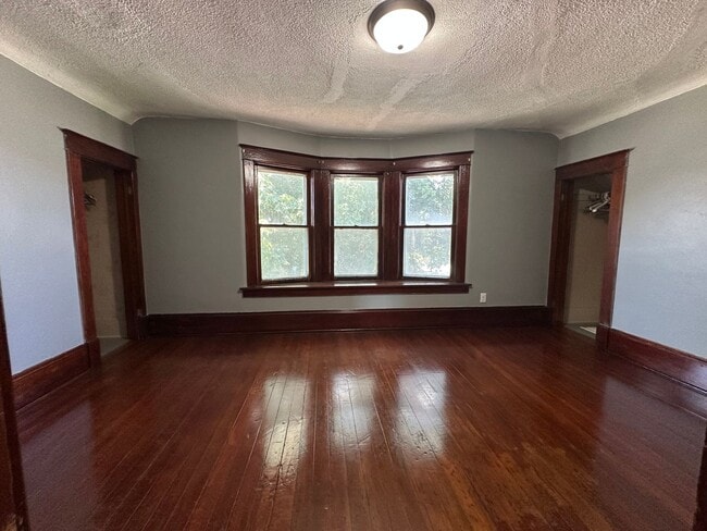 Building Photo - Charming 3 bedroom house $1125
