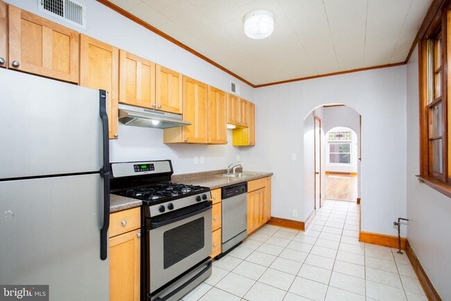 Building Photo - 639 S Montford Ave
