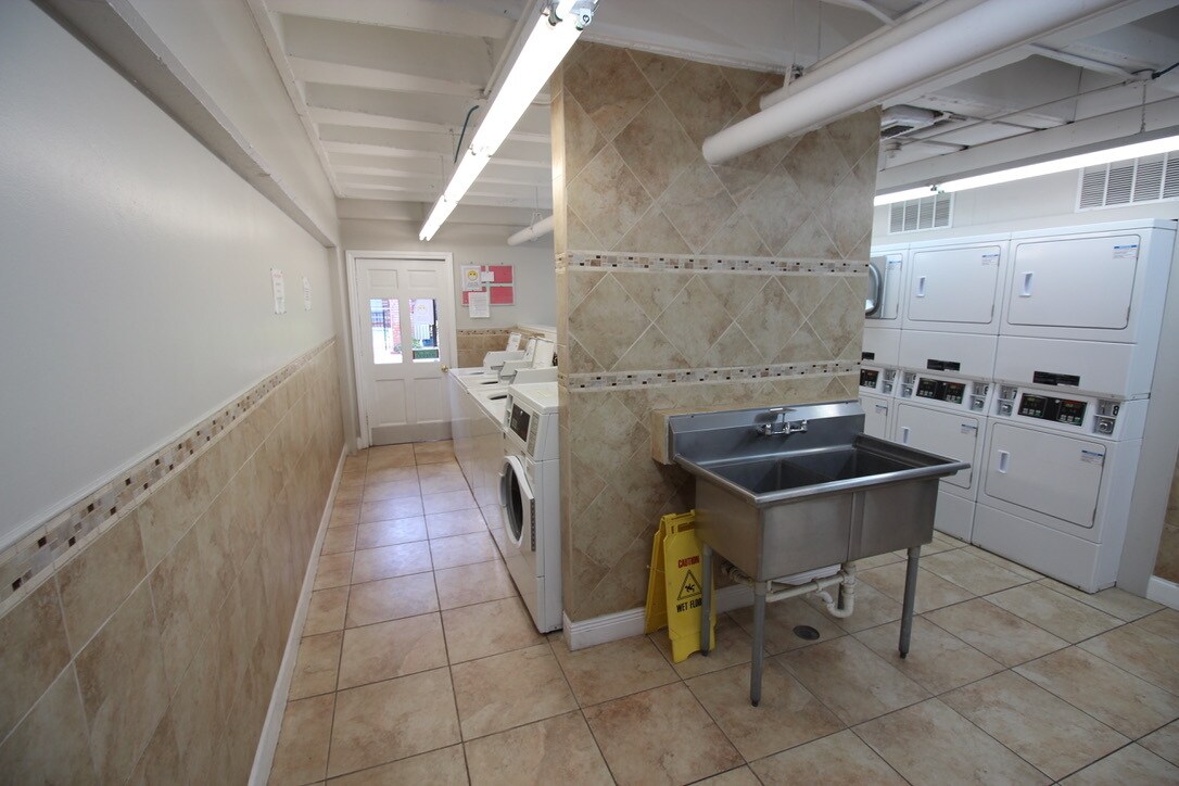 Building Photo - 8401 N New Braunfels Ave