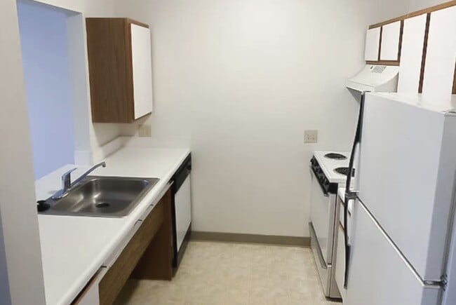 Building Photo - 2700 Marfitt Rd