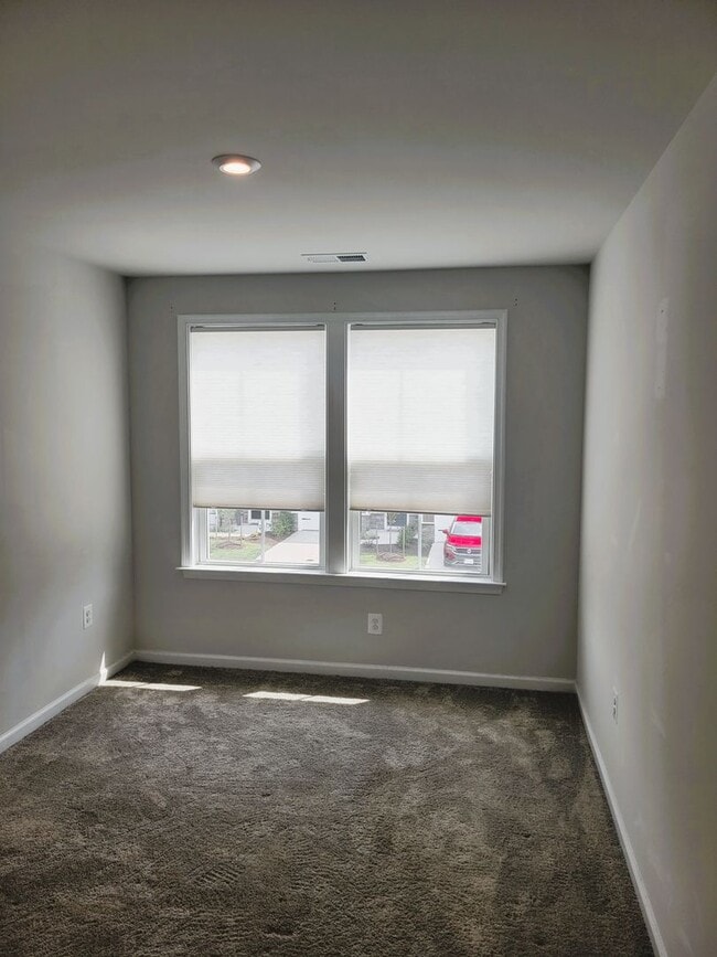 Building Photo - Immaculate 3 bedroom townhouse centrally located in Bon Air