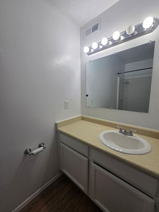 Building Photo - 2 bedroom unit near UNM