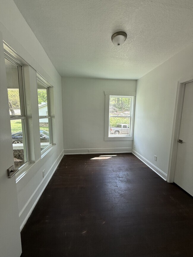 Building Photo - 1401 9th Ave