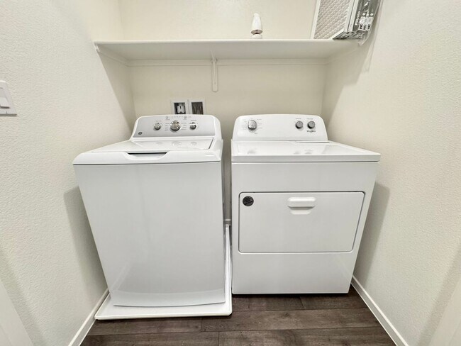 Building Photo - Cozy Newly Build 3 Bed & 2-1/2 Bath Townhome