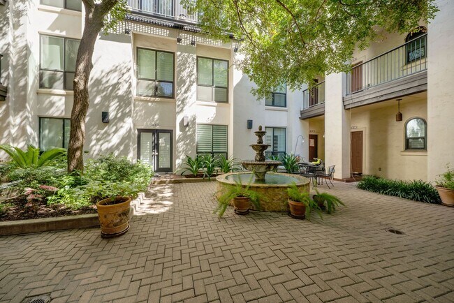 Building Photo - Downtown Luxury Condo with Rooftop Views -...