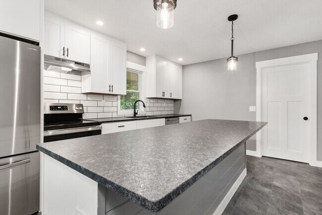 Building Photo - 1801 Elaine Dr