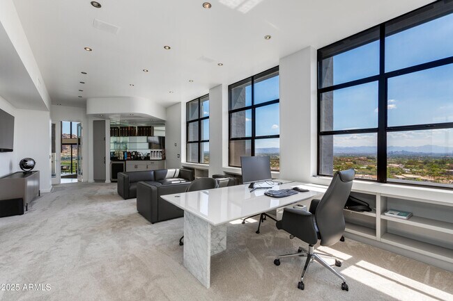 Building Photo - 4228 E Highlands Dr