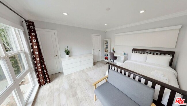 Building Photo - 10331 La Grange Ave