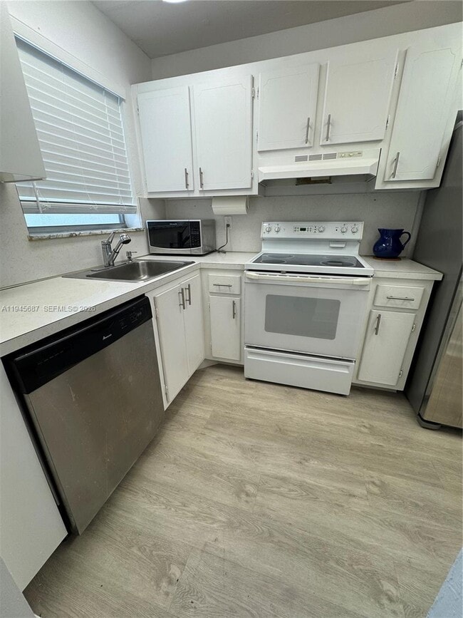 Building Photo - 8280 Sunrise Lakes Blvd