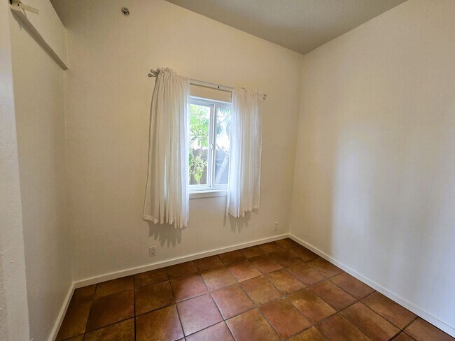 Building Photo - **$500 OFF 1ST MO RENT** 1BD/1BA with priv...
