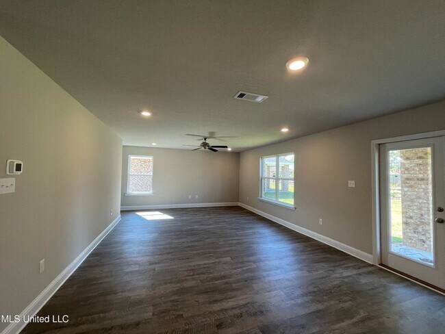 Building Photo - Large 4-bedroom home located in the South ...
