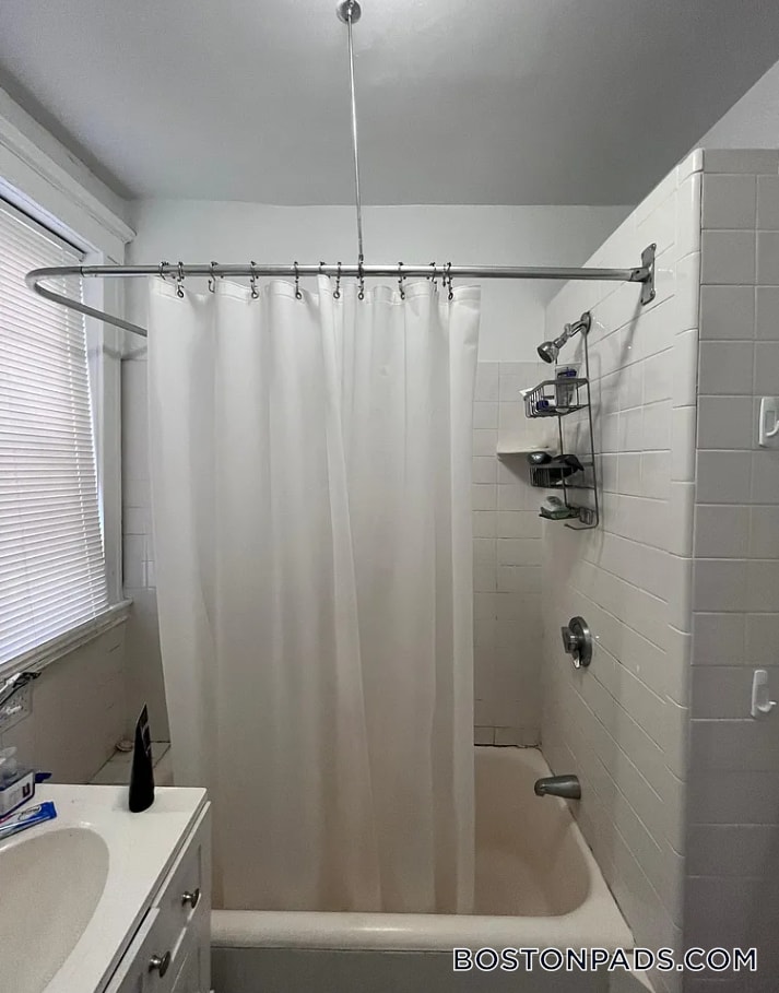 Building Photo - 121 Park Dr