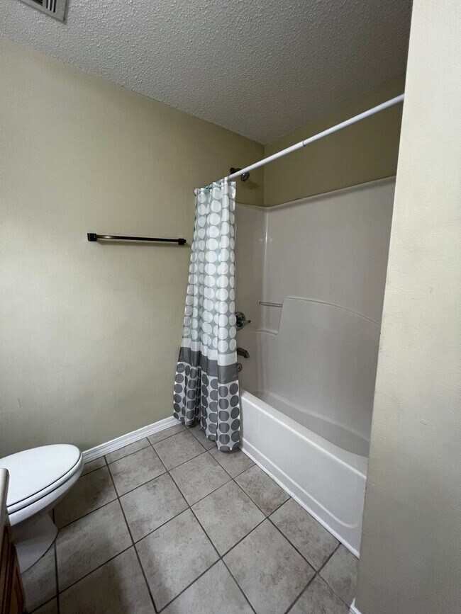 Building Photo - 202 Johnson Ct