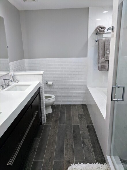 Master Bathroom - 758 N Larrabee St