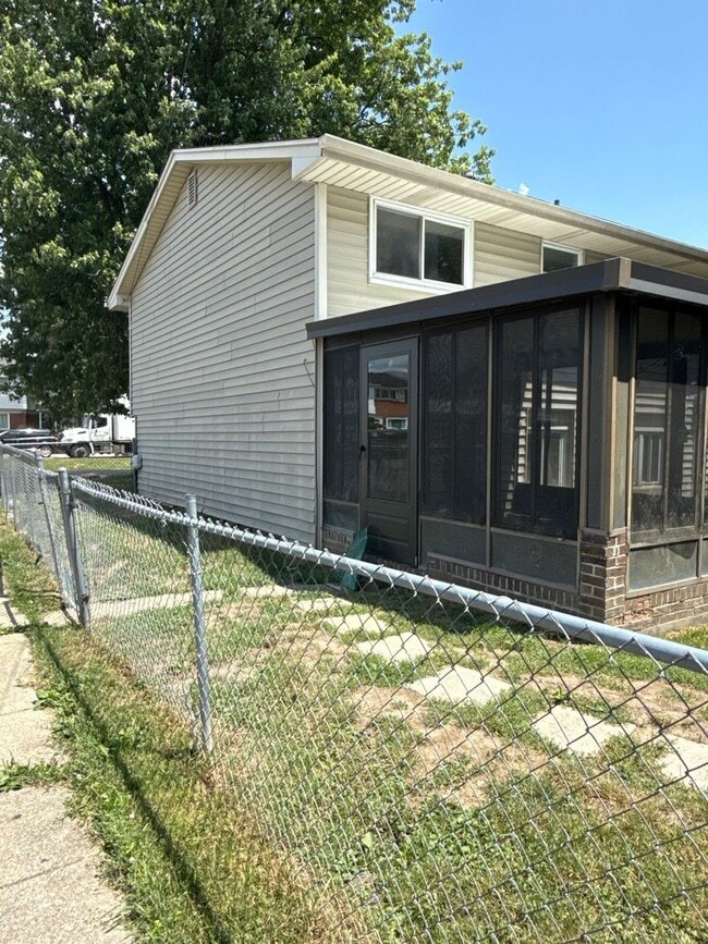 Building Photo - 4 Bedroom home in Clinton Township