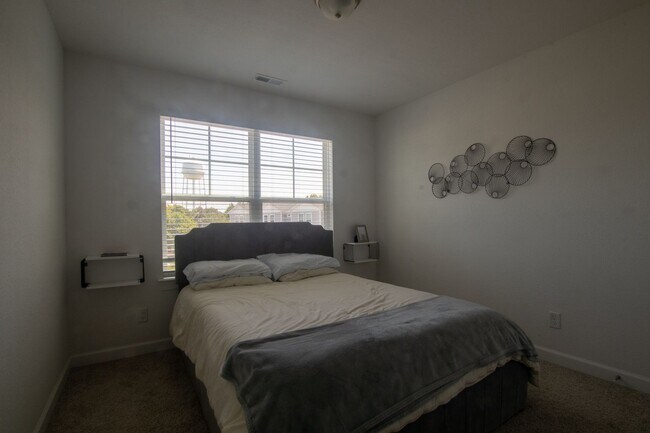 Building Photo - Contemporary 4bd/3.5ba in excellent location