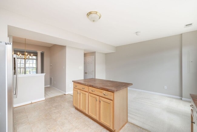 Building Photo - Well-maintained townhouse in Richmond