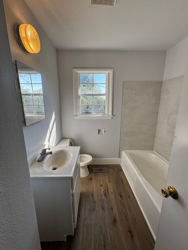 Building Photo - 3 Bedroom 1 Bath Home