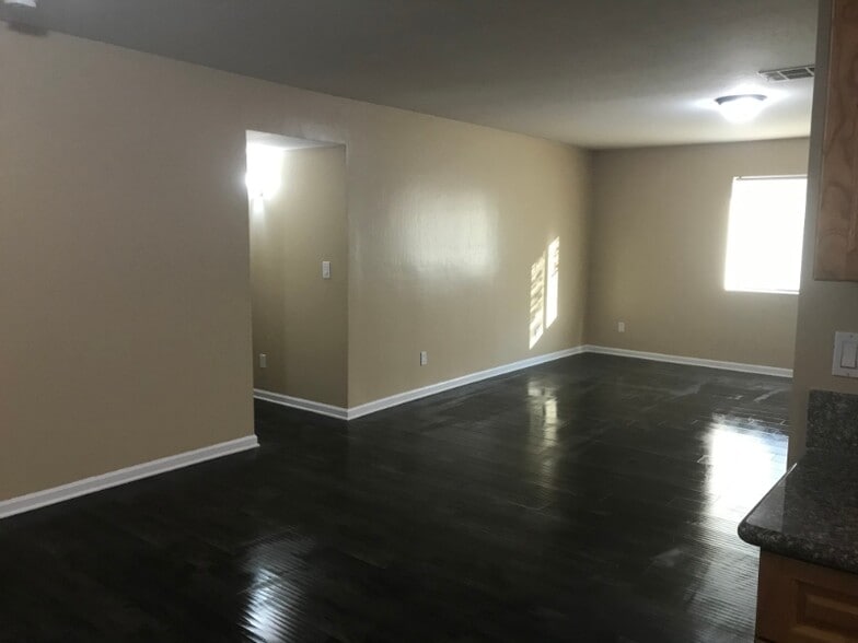 Building Photo - 821 Karma Ct