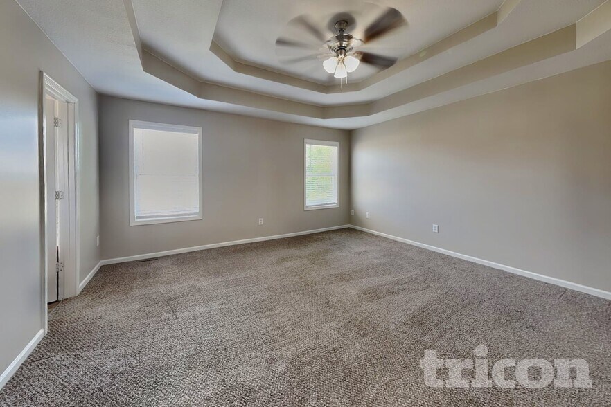 Building Photo - 2116 SW Chase Dr
