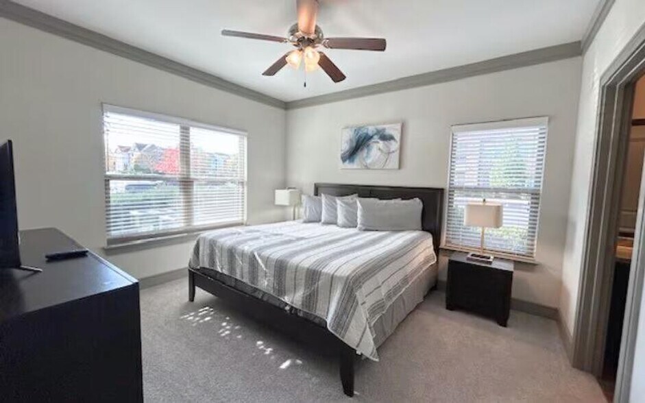 Building Photo - 900 Venue Wy