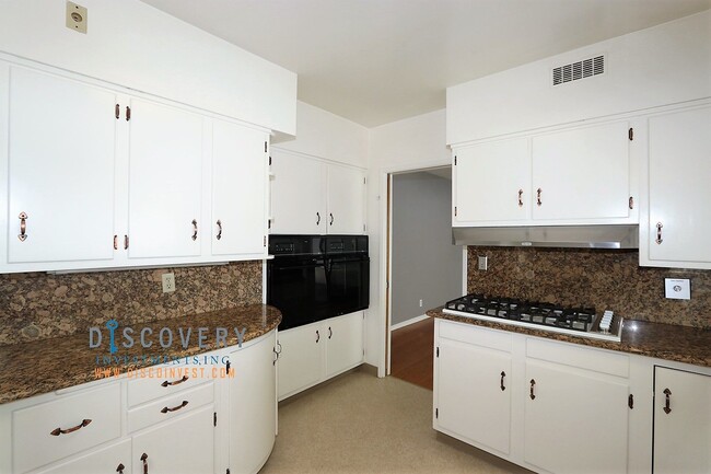 Building Photo - Piedmont Mid-Century 5 Bedroom 4.5 Bathroo...